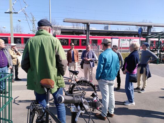 Start des Ortsvereinsrundgangs an der Haltestelle UN Campus